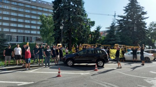 Zeci de susținători ai echipei de fotbal SR Braşov protestează în fața Primăriei Braşov (VIDEO)