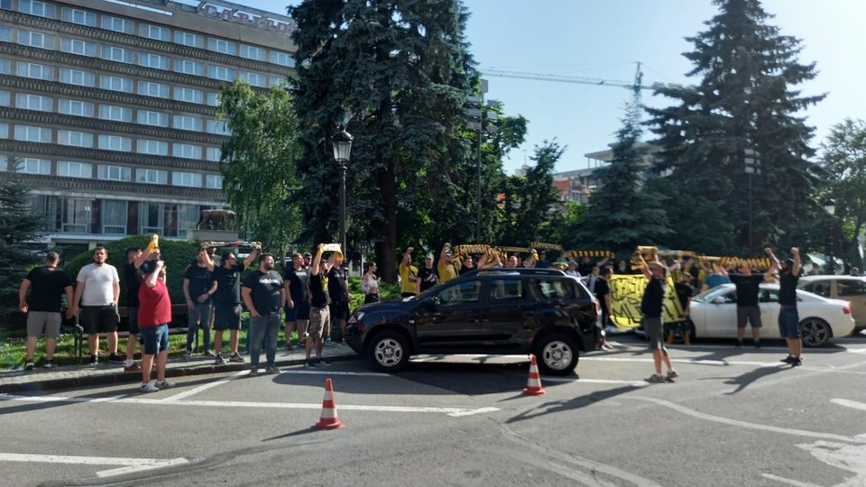 Zeci de susținători ai echipei de fotbal SR Braşov protestează în fața Primăriei Braşov (VIDEO)