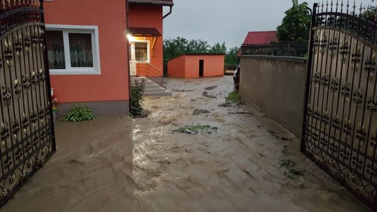 Cod portocaliu de ploi și vijelii, la Brașov. Recomandări ISU