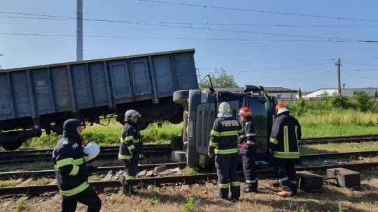 3 persoane rănite după ce un tren a acroșat un autocamion, la Brașov (VIDEO)