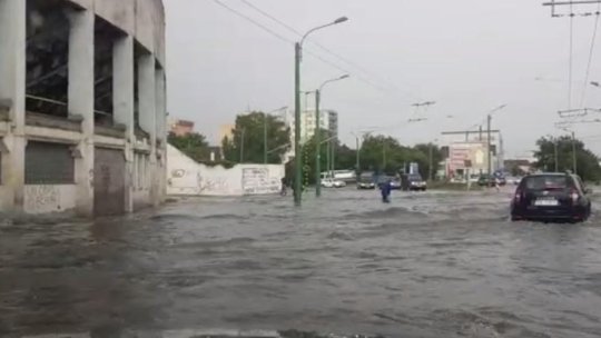 Brașovul, sub cod portocaliu de vijelii puternice, grindină și ploi torențiale
