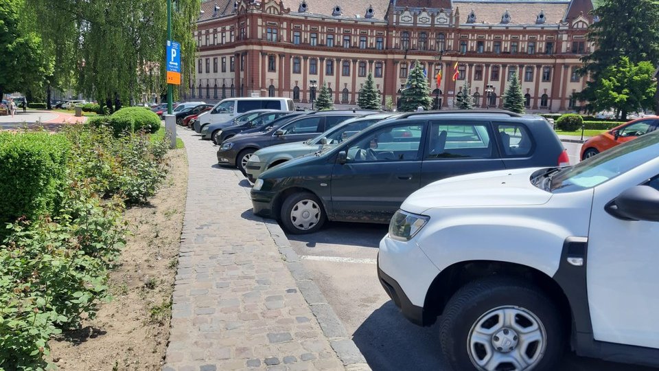 Firma care gestionează parcările din municipiu vrea să reia taxarea locurilor de parcare, de joi