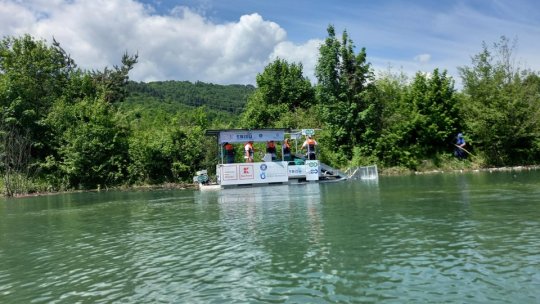 Singura ambarcaţiune 100% electrică din Europa cu panouri solare, prezentată, azi, la Braşov, la Acumularea Tărlung