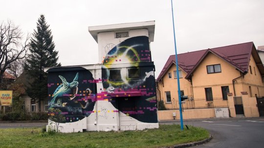 Street Art pe un bloc din municipiu, cu sprijinul Amural și al artistei Maria Zurbagiu