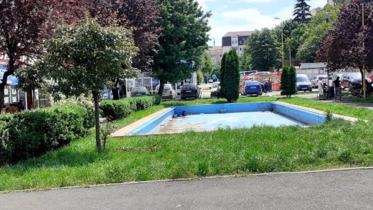 Parc pentru copii, în loc de fântână arteziană în paragină