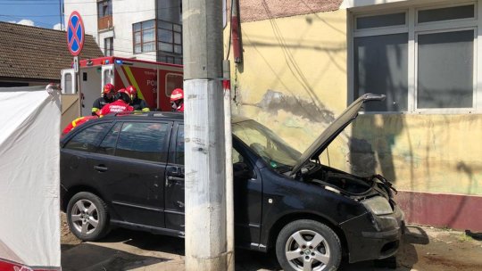 Persoană în stare gravă după ce un autoturism a intrat într-un zid, la Ghimbav