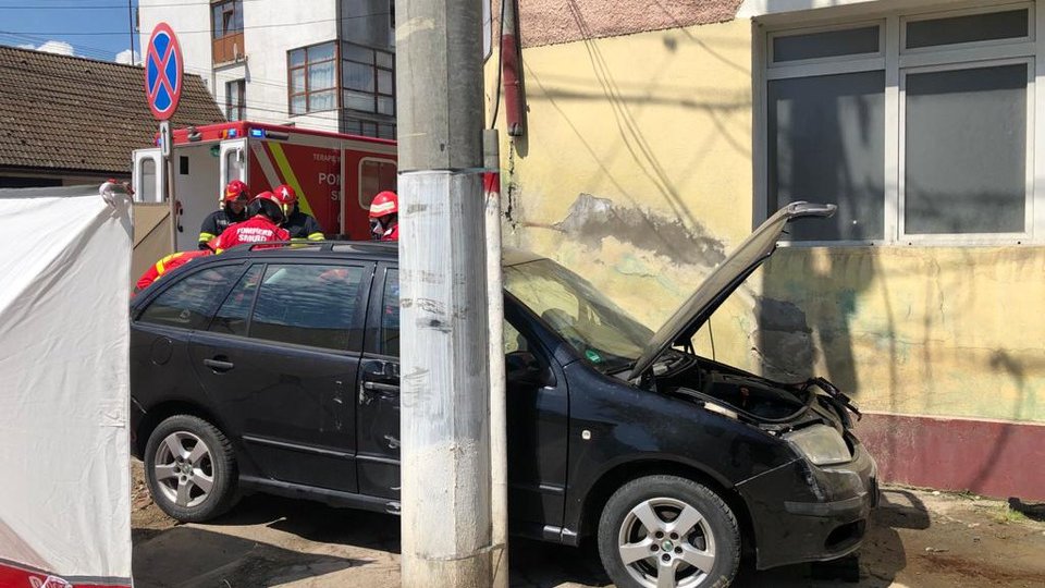 Persoană în stare gravă după ce un autoturism a intrat într-un zid, la Ghimbav