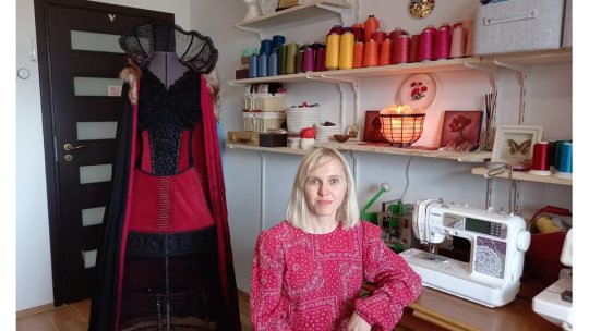 A lăsat condeiul pentru acul de cusut