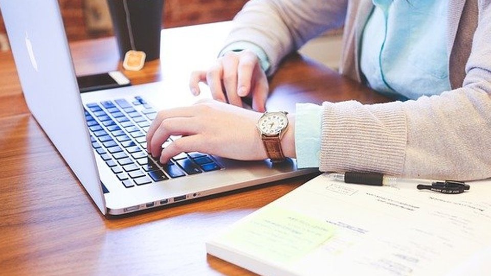 După pandemie, două treimi dintre părinți spun că preferă să lucreze de acasă