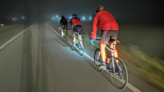 3 cicliști pedalează 500 de kilometri, într-o singură zi, în scopuri caritabile