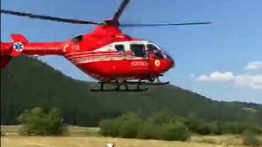 Turist scos dintre stâncile Pietrei Craiului cu ajutorul unui elicopter