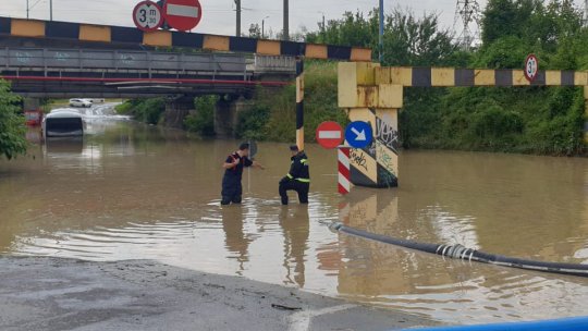 3 persoane blocate în apă la podul de la Craiter. Efectul ploilor torențiale din noaptea trecută ( AUDIO / VIDEO)