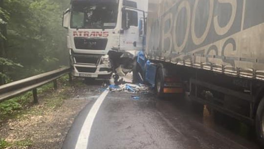 Coliziune între două TIR-uri pe DN1 A. Circulația blocată pe ambele sensuri