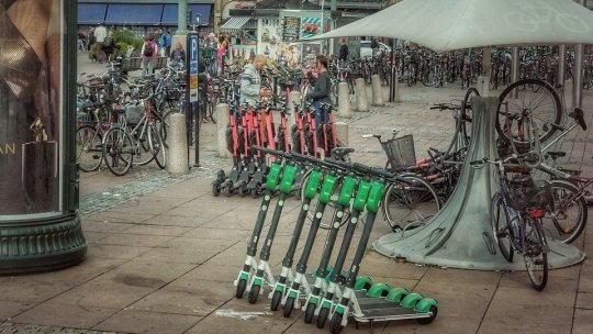 Municipalitatea vrea regulament pentru trotinete electrice: le-ar putea lăsa legal și pe trotuar, și în parcuri. Ce spun brașovenii (AUDIO)