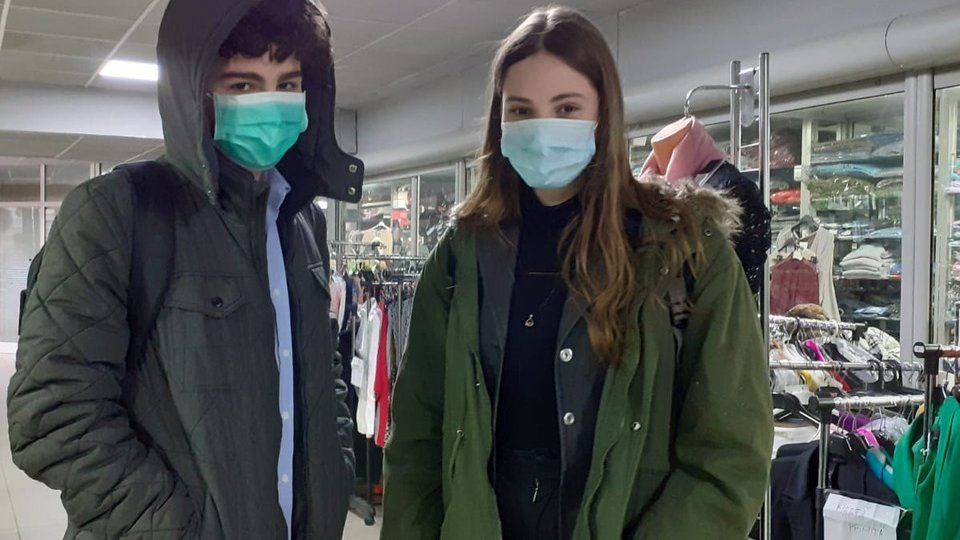 Purtarea măştii rămâne obligatorie în spaţiile închise şi după 1 august. Autoritățile fac, din nou, apel la populație să se vaccineze