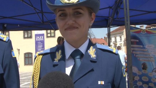 Peste 150 de absolvenţi ai Academiei Forţelor Aeriene "Henri Coandă" Braşov au devenit, de astăzi, ofiţeri