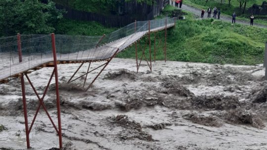 Cod galben de inundaţii pe râuri din 13 judeţe, până miercuri dimineaţa