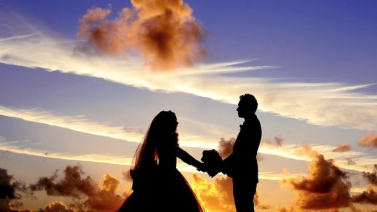 Brașovenii încep să guste căsătoriile civile în aer liber. Chiar dacă îi costă 1000 de lei