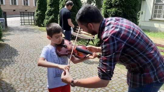 Lecții de și despre vioară de la Casa Mureșenilor, pentru cei mici (AUDIO)