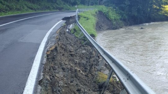 VIDEO. Fuge pământul de sub șosea, pe DN1A