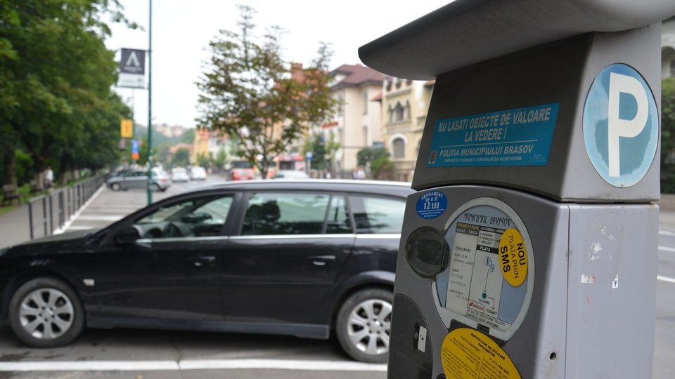 Firma care gestionează parcările continuă marcarea rutieră a acestora. În seara aceasta, Strada Lungă și Strada De Mijloc