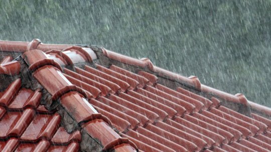 Brașovul, sub cod galben de instabilitate atmosferică, luni. Vreme deosebit de caldă, în țară. Posibile întârzieri în circulaţia trenurilor de persoane