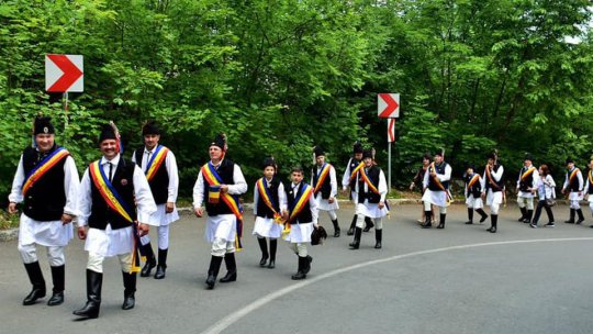 Junii brașovecheni ne invită la horă și la aruncarea buzduganului