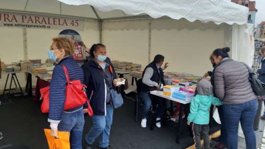 Elevii se pregătesc de școală la Târgul de Carte Gaudeamus Radio România (AUDIO)