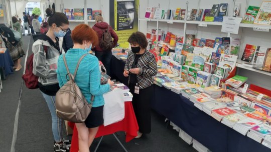 Dezvoltare personală, limbi străine sau SF. Ce caută tinerii care au vizitat Târgul de Carte Gaudeamus