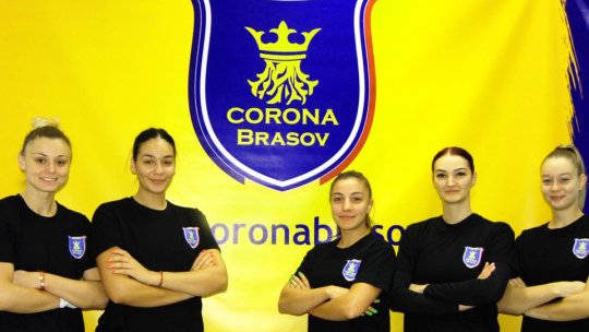 Lotul de senioare al formației de handbal de la Corona, completat cu noi jucătoare