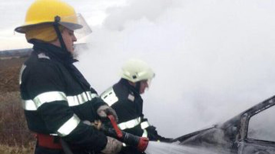 O mașină a luat foc pe DN1A, la ieșirea din Săcele