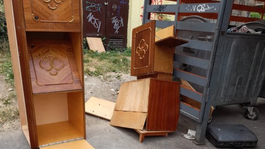 Atenție, braşoveni! Nu aruncați mobila veche la container pentru că riscați să fiți amendați!