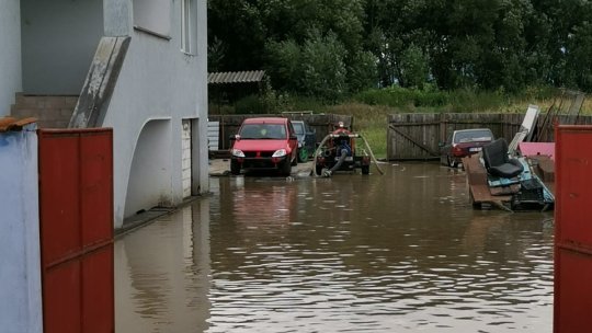 Peste 150 de case și mai multe străzi inundate, la Stupini. Echipajele ISU continuă intervențiile de evacuare a apei (VIDEO)