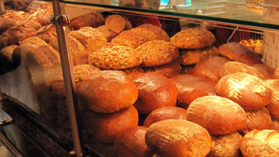 Pâinea s-ar putea scumpi până la finalul anului din cauza creşterii costurilor de producţie