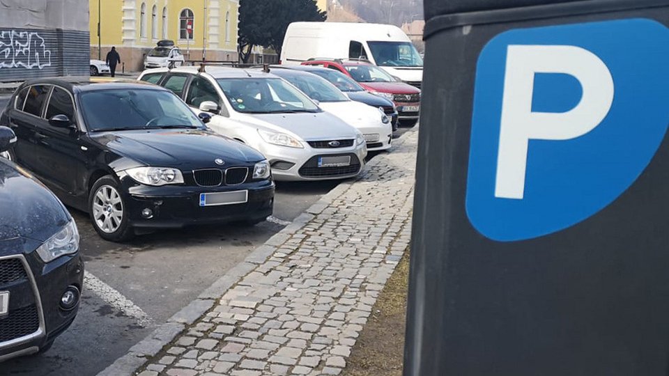 Firma care administrează parcările publice începe marcarea lor, din această seară. Temporar, unele vor fi indisponibile