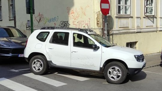 Mașina de serviciu a primarului Allen Coliban, parcată neregulamentar, pe o trecere de pietoni