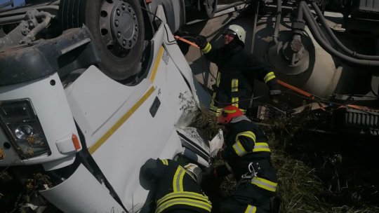 TIR încărcat cu ciment, răsturnat între localitățile Comăna de Jos și Veneția de Jos