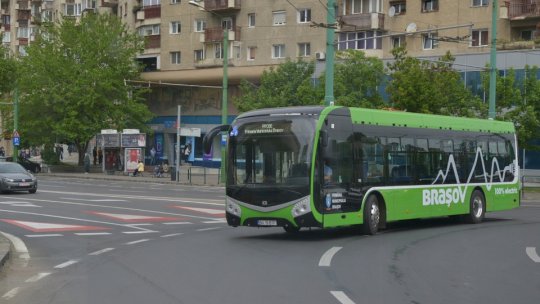14 autobuze în 12 rute pentru transportul elevilor, din acest an. Școlarii vin tot cu mașina părinților