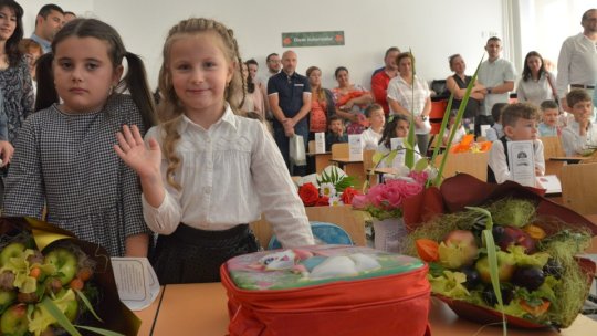 Peste 2300 de ghiozdane îi așteaptă, deja în școli, pe copiii din clasele pregătitoare