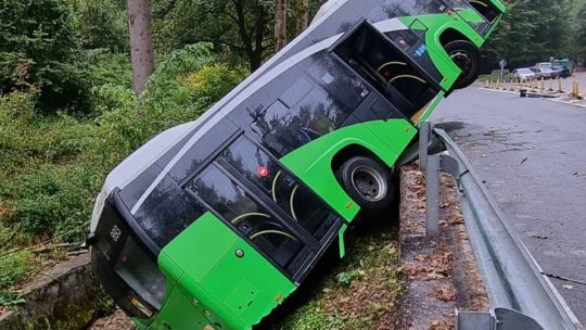 Un autobuz RATBV s-a răsturnat la Podul Crețului în timpul unor verificări (VIDEO)