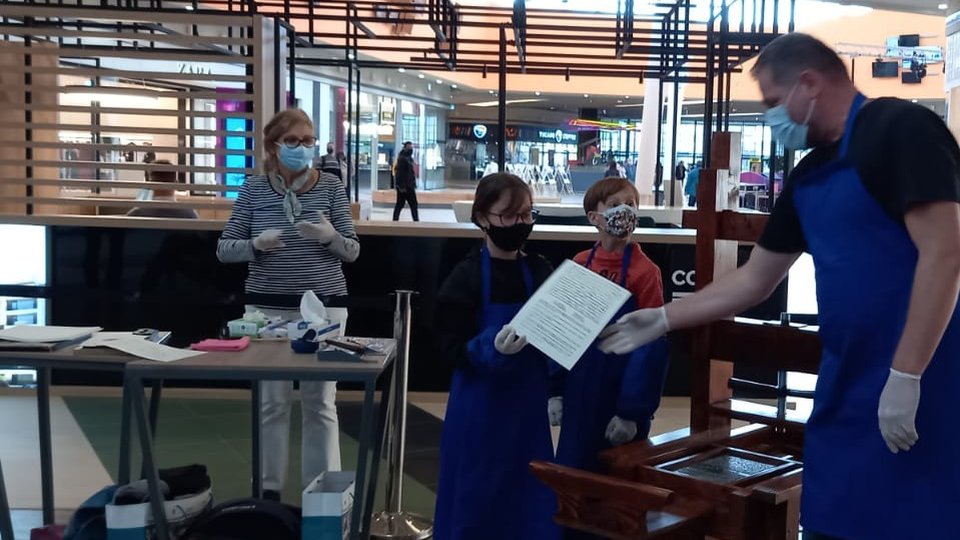 Din mall, au plecat cu o copie a Scrisorii lui Neacșu din Câmpulung. Tipărită de ei