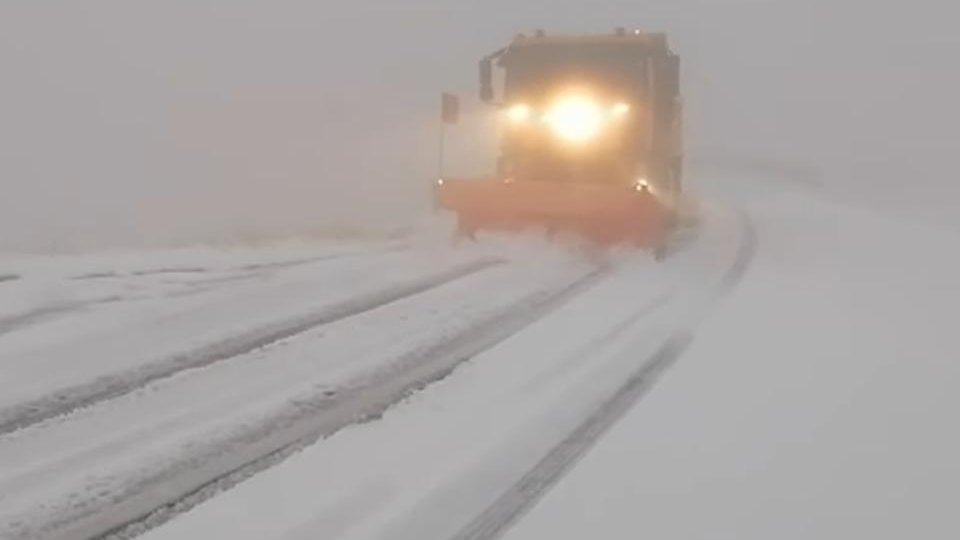 Iarnă în toată regula pe Transfăgărășan. Drumarii recomandă să cirulați în zonă cu mașinile echipate corespunzător (VIDEO)