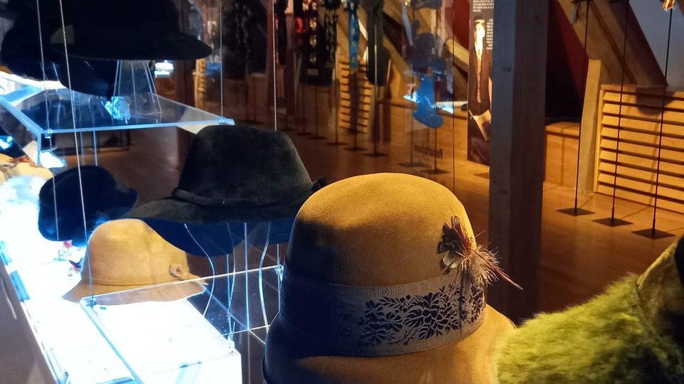 O expoziție..." jos pălăria", la Muzeul Civilizației Urbane a Brașovului