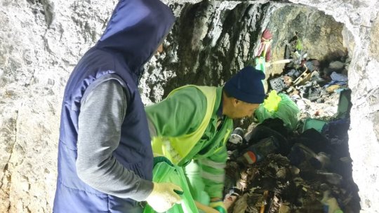 Tone de gunoaie scoase din grotele de sub Tâmpa