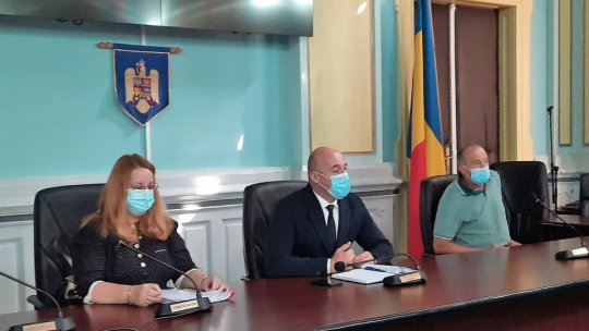 Ar putea fi iar obligatorie purtarea măștii de protecție în spațiile deschise, mai ales în jurul școlilor