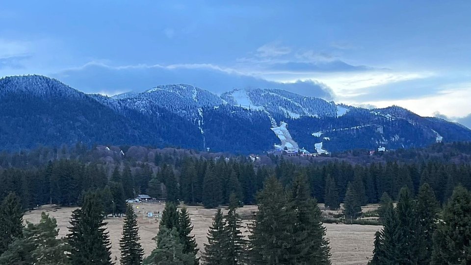 Turiști puțini pentru petrecerea de Crăciun pe rit vechi, în Poiana Brașov