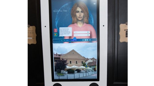Prima recepționeră virtuală din țară îi întâmpină pe clienți la un hotel din Brașov