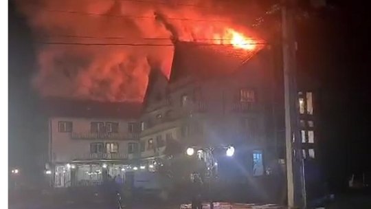 Incendiu la acoperișul unui hotel din Rupea (VIDEO)