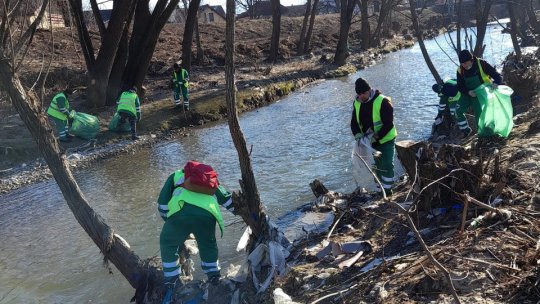 100 de metri cubi de deșeuri a colectat Municipalitatea, într-o săptămână, de pe malul Ghimbășelului