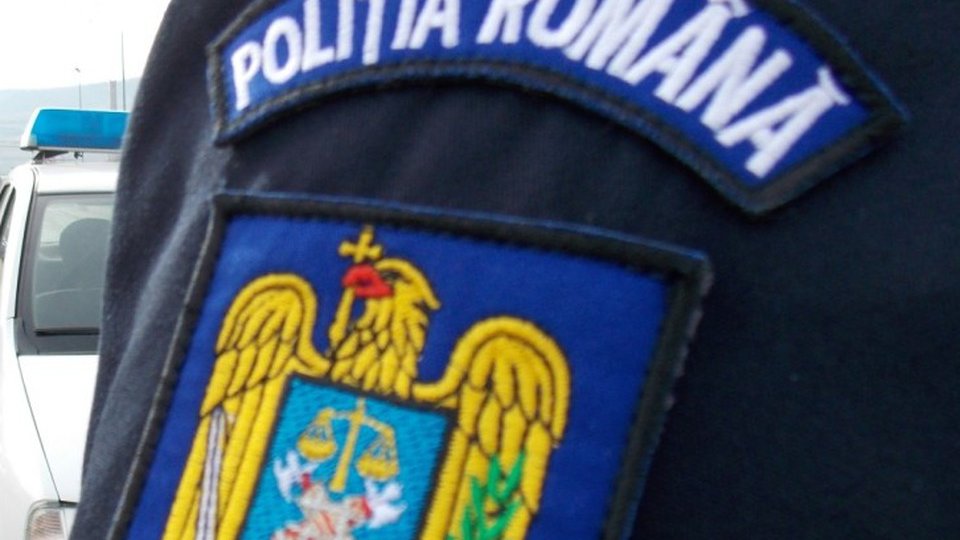 Accident între două autoturisme, în municipiu. Una dintre mașini a lovit un pieton, pe trotuar